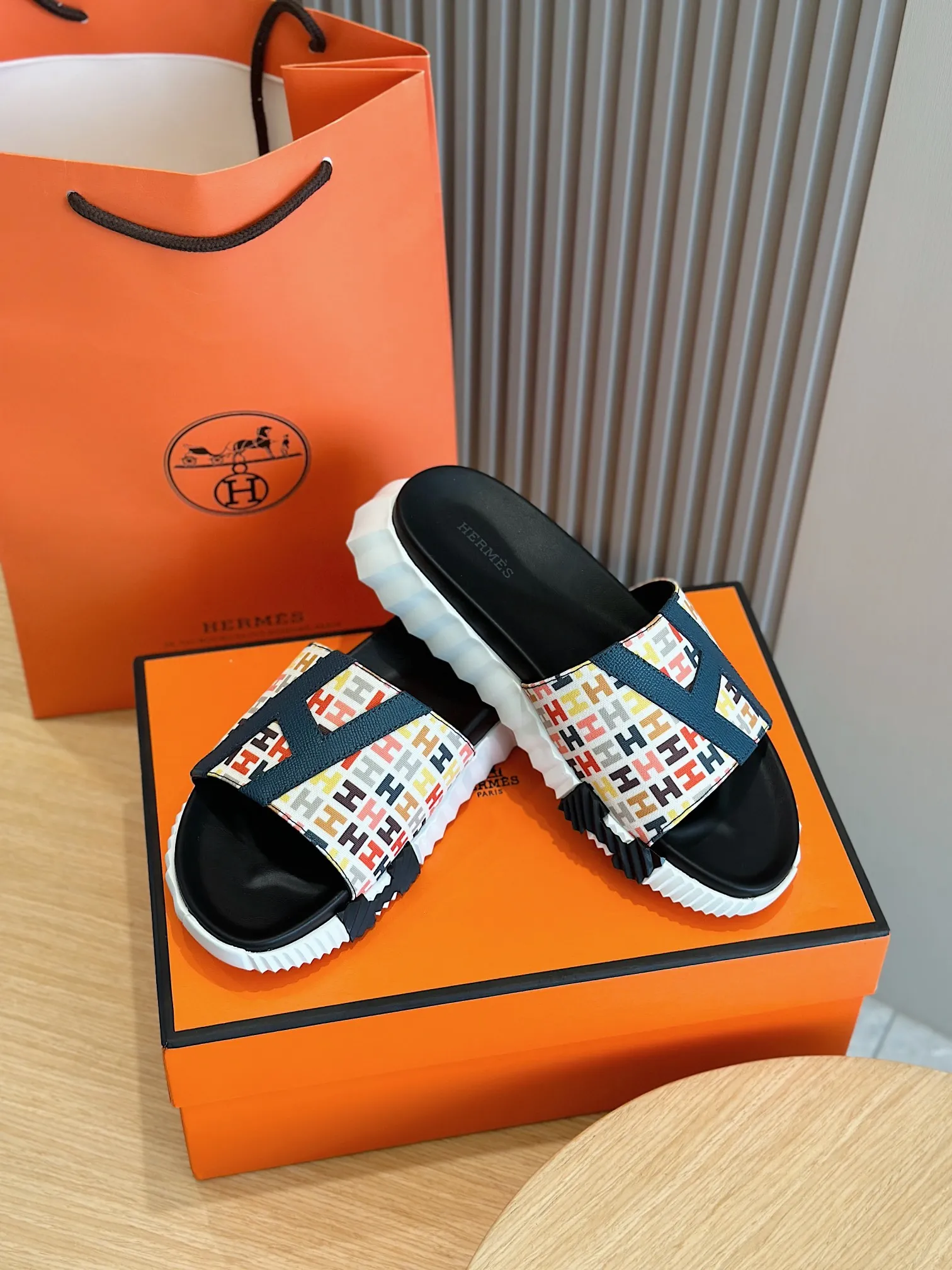 Factory price: 360💰Hermès [HERMÈS] Top Herme*H Home Hermès Men's Sandals and Slippers-Original Reproduction. Purchase the original version and make it one to one. The outsole is privately molded. The color of the outsole corresponding to each color is the same as the original version. Come to those who know the stuff 💪 The ultra-light soles are designed in contrasting colors, and they feel so comfortable on your feet! Calfskin, cowhide feet, private model outsole. Size: 39-44 (customized at 38.45)